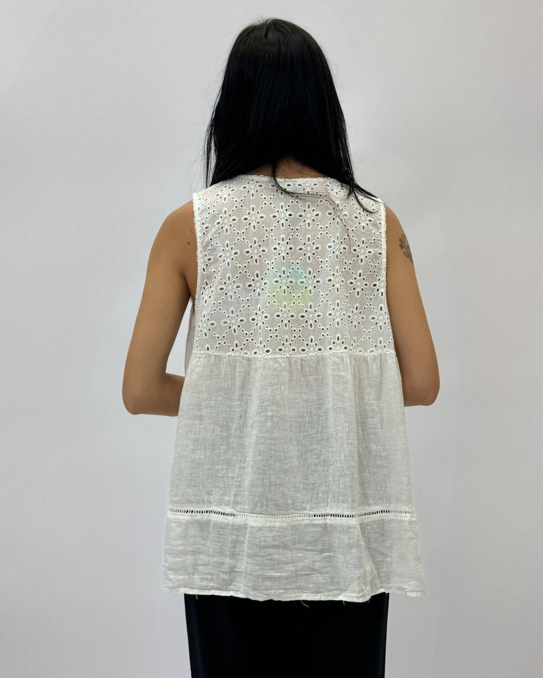 Emma & Rose Cape Town Ethan™ tank top in maglieria, featuring a close-up of the soft knit fabric and subtle stitching details.