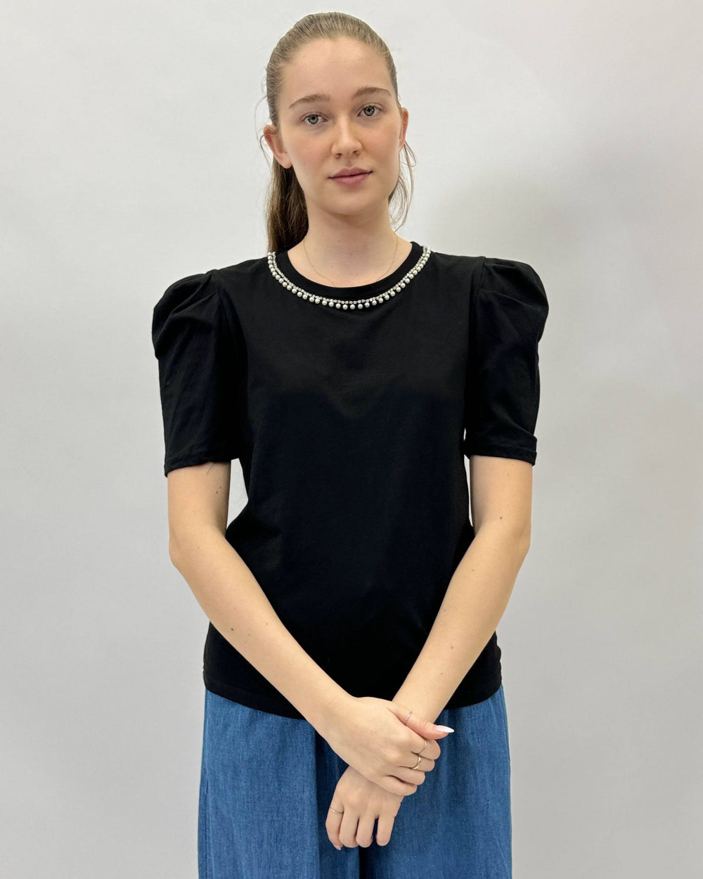 Emma & Rose Cape Town Winnie™ maglieria T-shirt with soft fabrics and elegant bead details on a stylish, casual top.