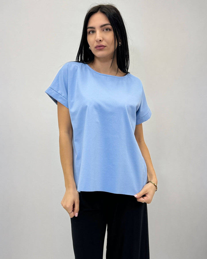 Emma & Rose Cape Town Petra™ short sleeve plain top in maglieria, featuring a simple, stylish design on soft fabric.