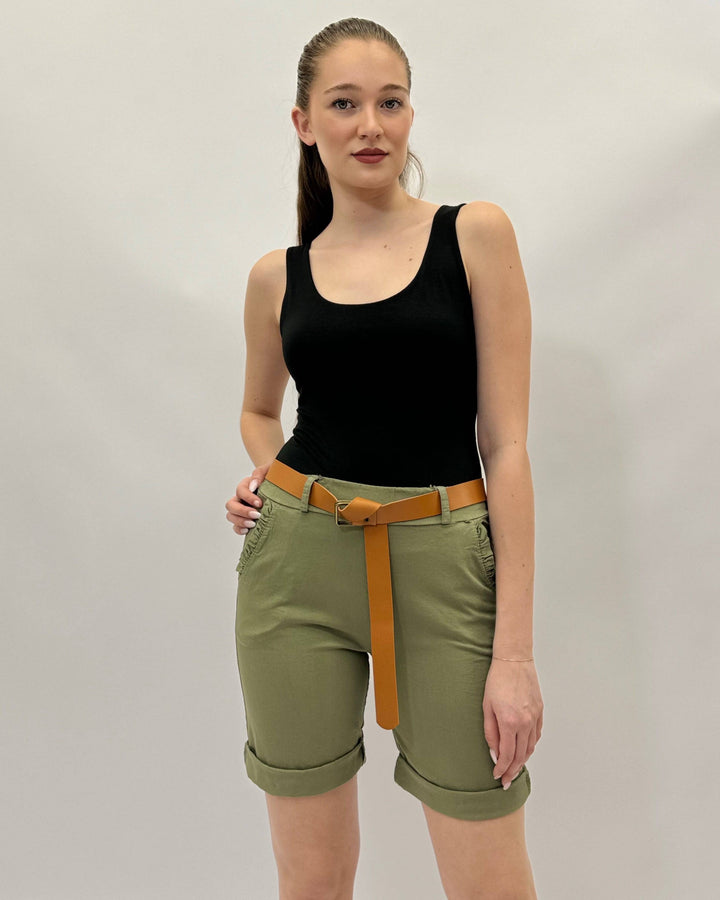 Emma & Rose Cape Town Willemien™ Basic Shorts Belt worn with casual pantaloni, featuring a sleek leather strap and metal buckle.