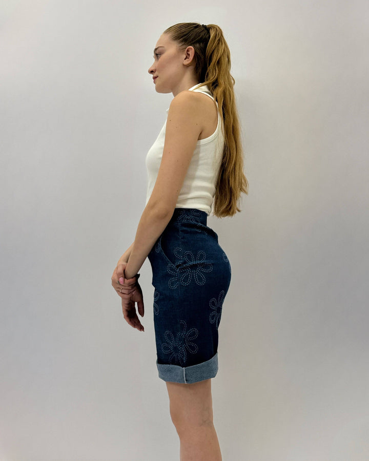 Emma & Rose Cape Town Romy™ Daisy Embroidered Turn-Up Shorts, stylish denim pantaloni with floral embroidery and rolled cuffs.