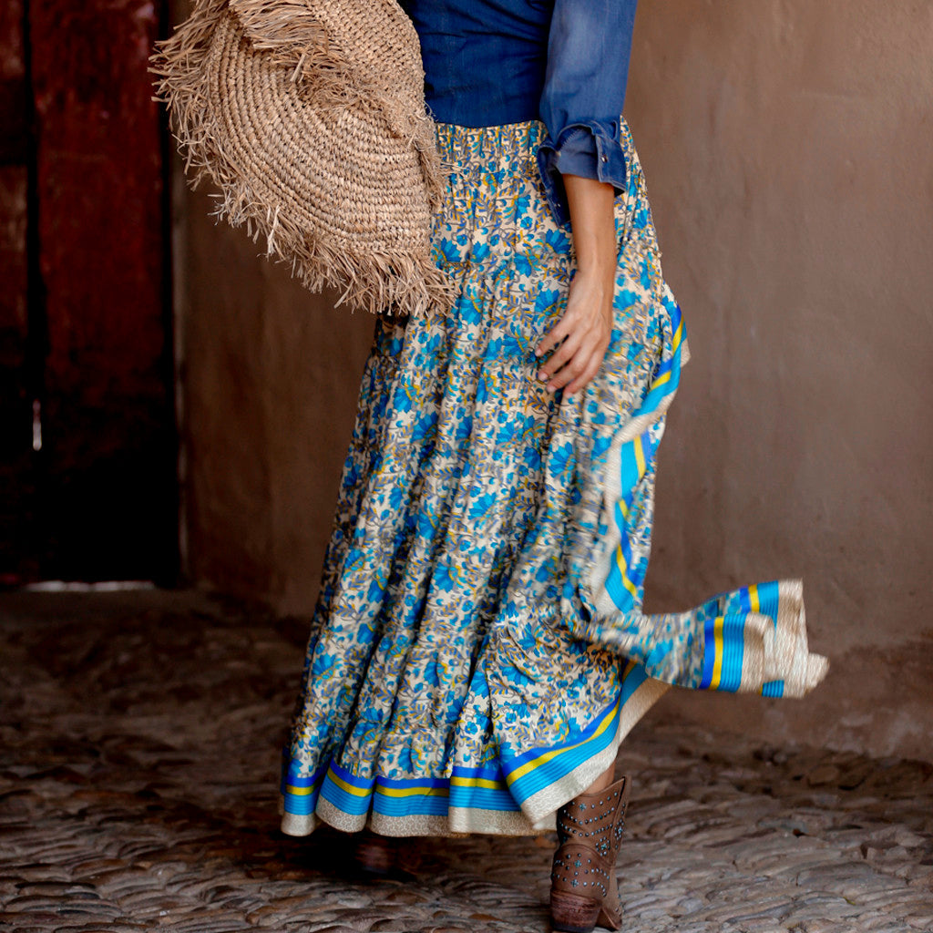 Long boho skirt with chic ethnic print, perfect for a casual and elegant look