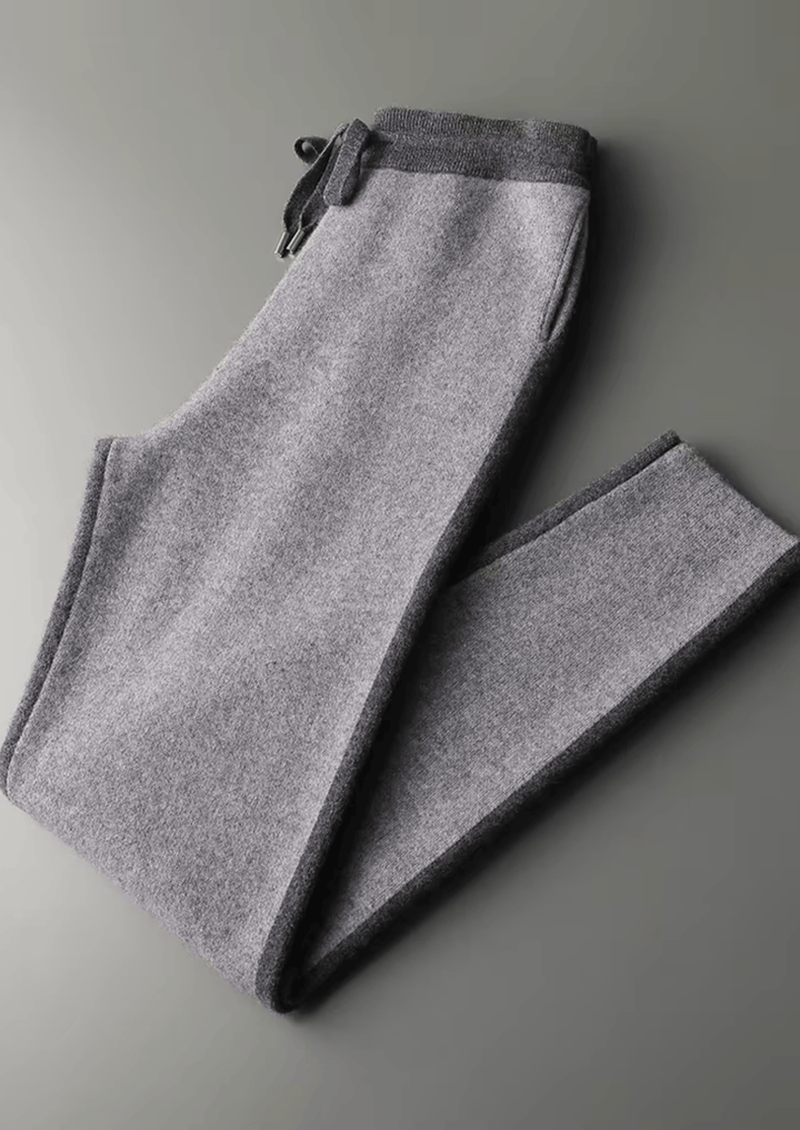 Leopard™ leisure tracksuit by Emma & Rose Manhattan featuring a comfortable fit and stylish leopard print fabric.