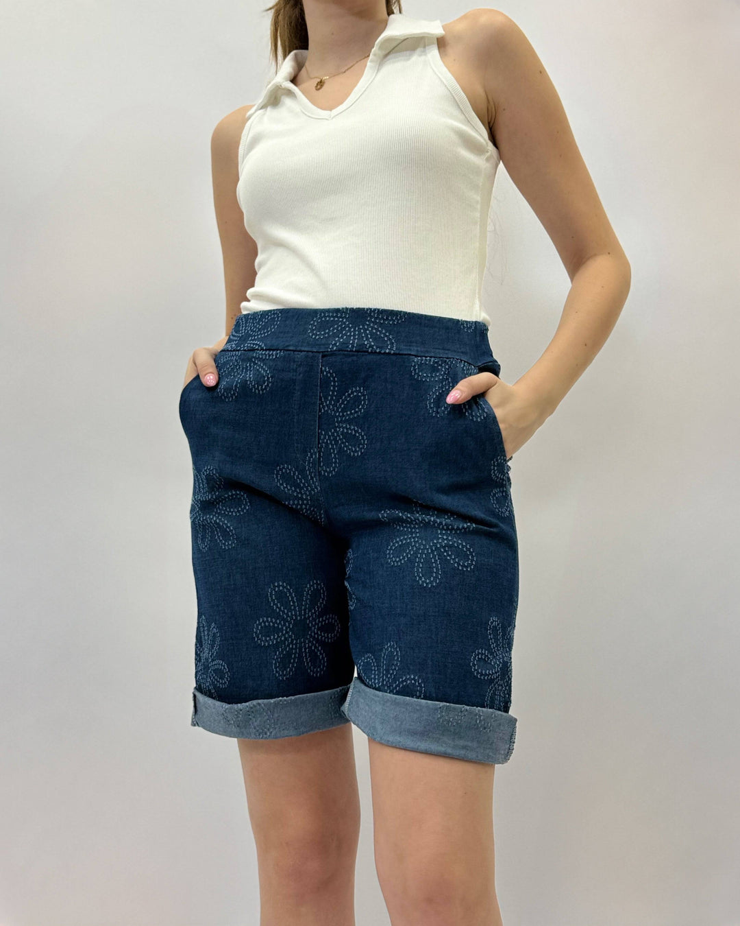 Emma & Rose Cape Town Romy™ Daisy Embroidered Turn-Up Shorts, stylish denim pantaloni with floral embroidery and rolled cuffs.