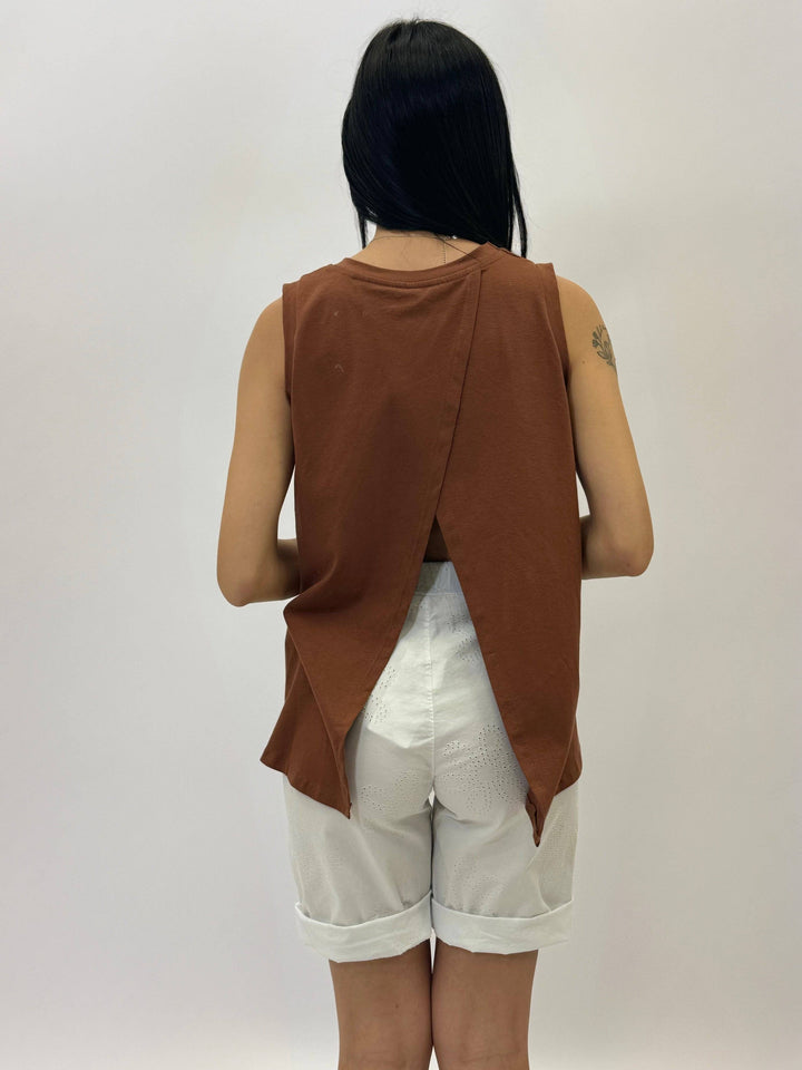 Emma & Rose Cape Town Cooper™ comfortable tank top in maglieria with a stylish back design, shown on a model.