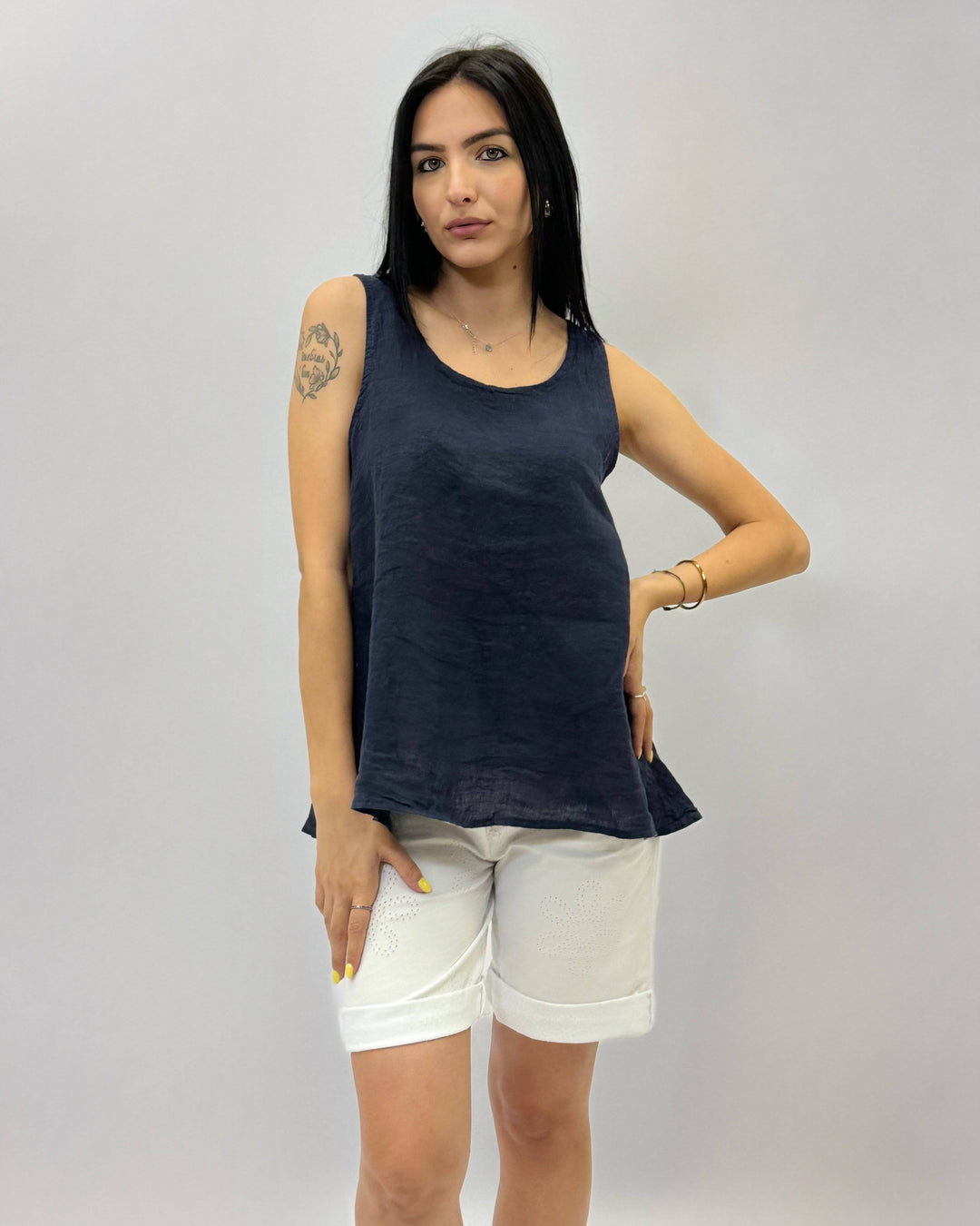 Emma & Rose Cape Town Cam™ vest top with back buttons, stylish maglieria knitwear in soft fabric, shown from the back.