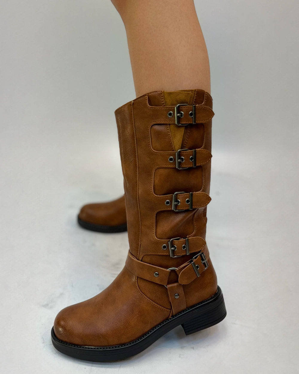Emma & Rose Cape Town Suri™ ankle boots, stylish black leather scarpe with chunky heels and pointed toes.