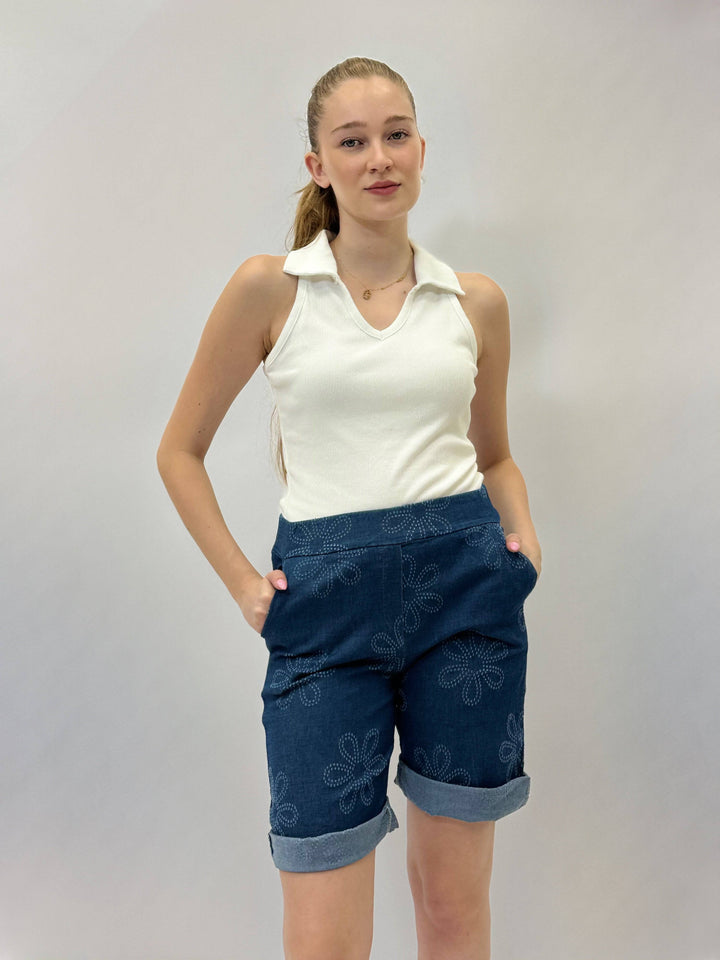 Emma & Rose Cape Town Romy™ Daisy Embroidered Turn-Up Shorts, stylish pantaloni with floral embroidery and rolled cuffs, casual and trendy.