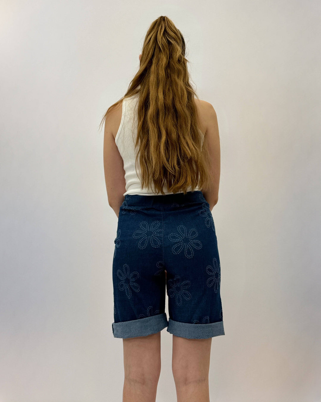 Emma & Rose Cape Town Romy™ Daisy Embroidered Turn-Up Shorts, stylish casual pantaloni with floral embroidery, perfect for warm weather.