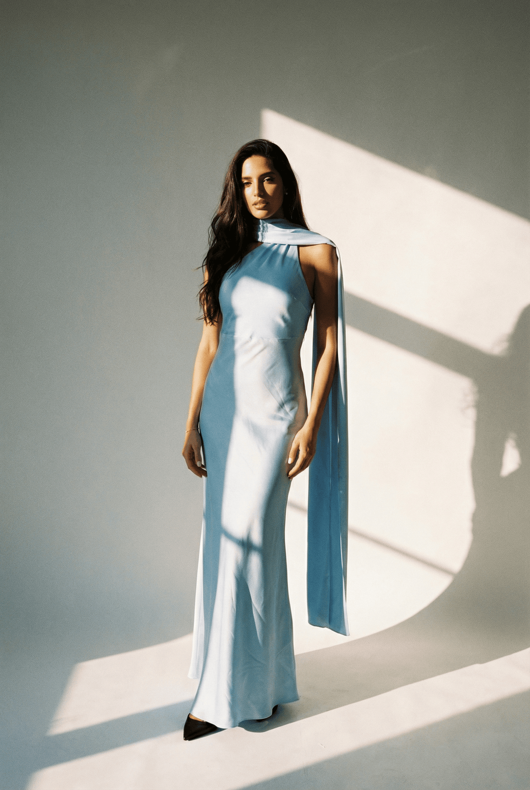 Emma & Rose Cape Town Kitty™ flowing dress, elegant abiti with soft fabric and stylish design, modeled on a neutral background.