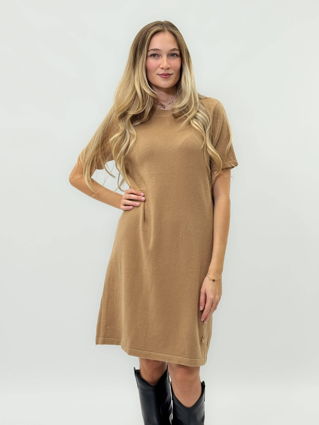 Emma & Rose Cape Town Bridget™ soft knit dress, stylish abiti in cozy fabric, featuring a flattering fit and elegant design.