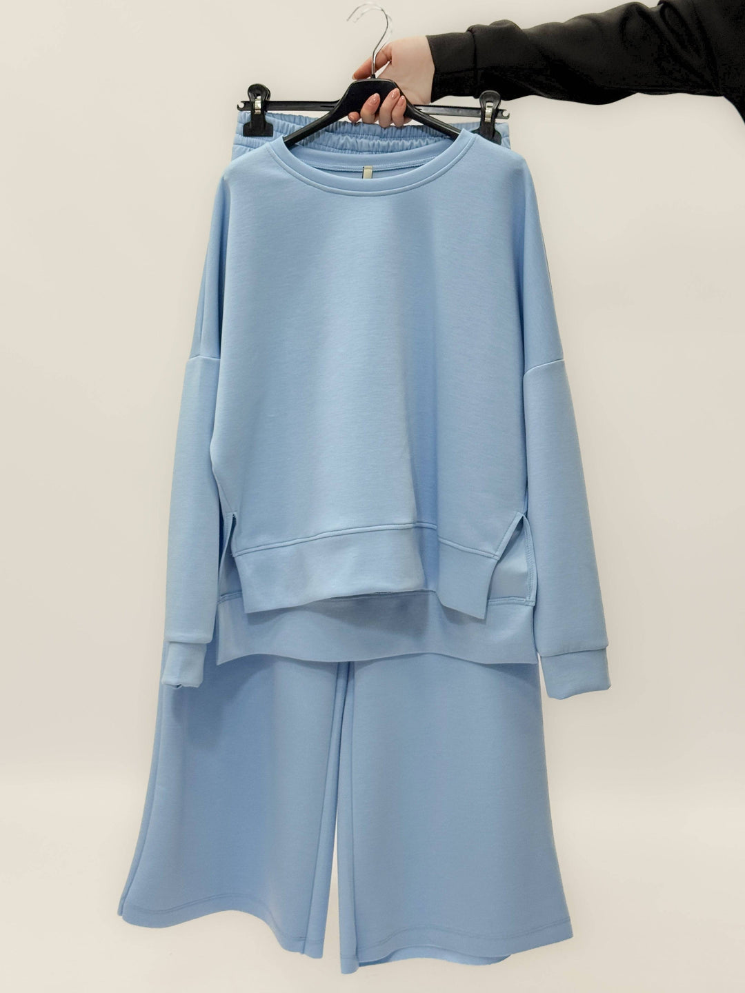 Emma & Rose Cape Town Brigitte™ complete sweatshirt wide-leg trousers, soft fabric, high waist, relaxed fit, stylish casual wear.