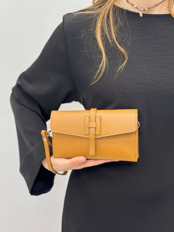 Emma & Rose Cape Town Yael™ clutch bag strap with soft, luxurious fabrics, designed for stylish and elegant borse accessories.