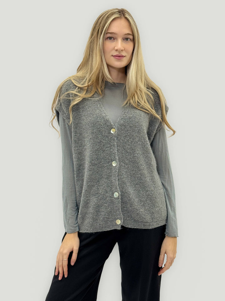 Suné™ Emma & Rose Cape Town maglieria with soft luxurious fabrics, showcasing a cozy, textured knit garment in natural light.