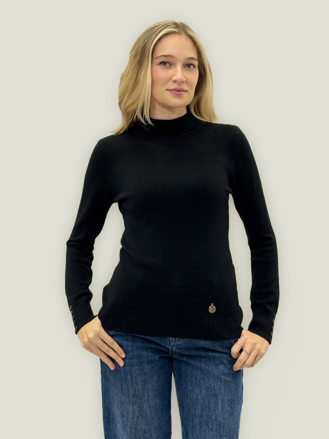 Isabel™ Emma & Rose Cape Town basic roll neck maglieria sweater in neutral color, close-up of soft knit fabric and rolled neckline.