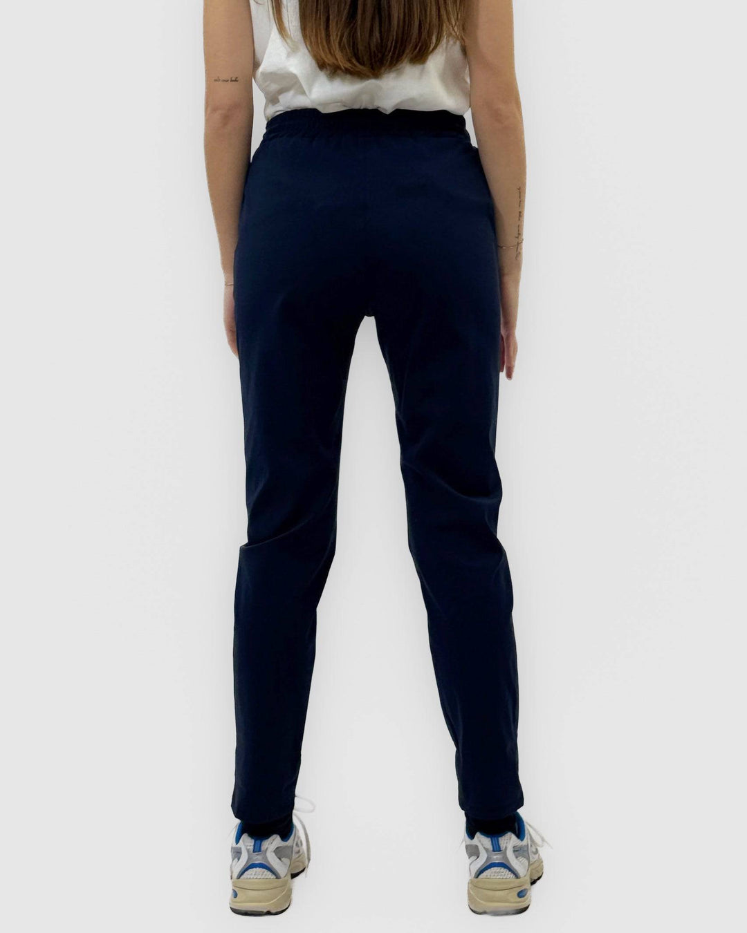 Emma & Rose Cape Town Jogger™ trousers with drawstring, casual pantaloni in soft fabric, shown in a relaxed fit.