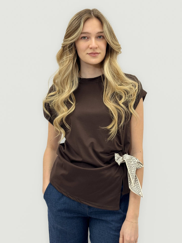 Emma & Rose Cape Town Helena™ T-shirt with side knot scarf, soft maglieria fabric, casual stylish top with a draped knot detail.