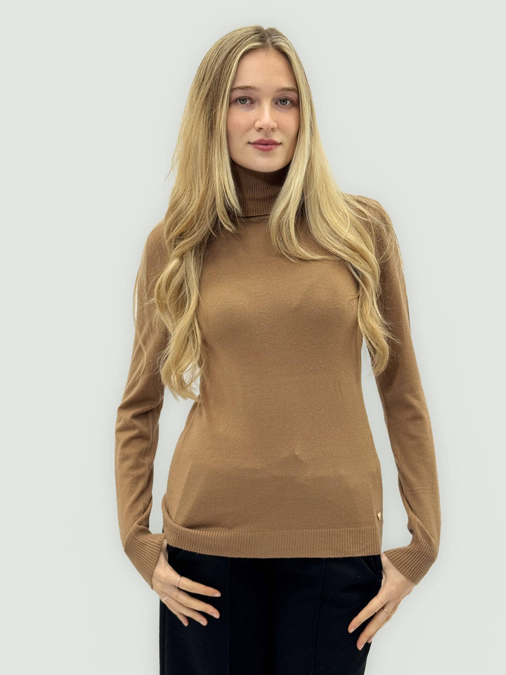 Emma & Rose Cape Town Gabriëlle™ basic long sleeve neck maglieria in soft knit fabric, shown in a neutral color.