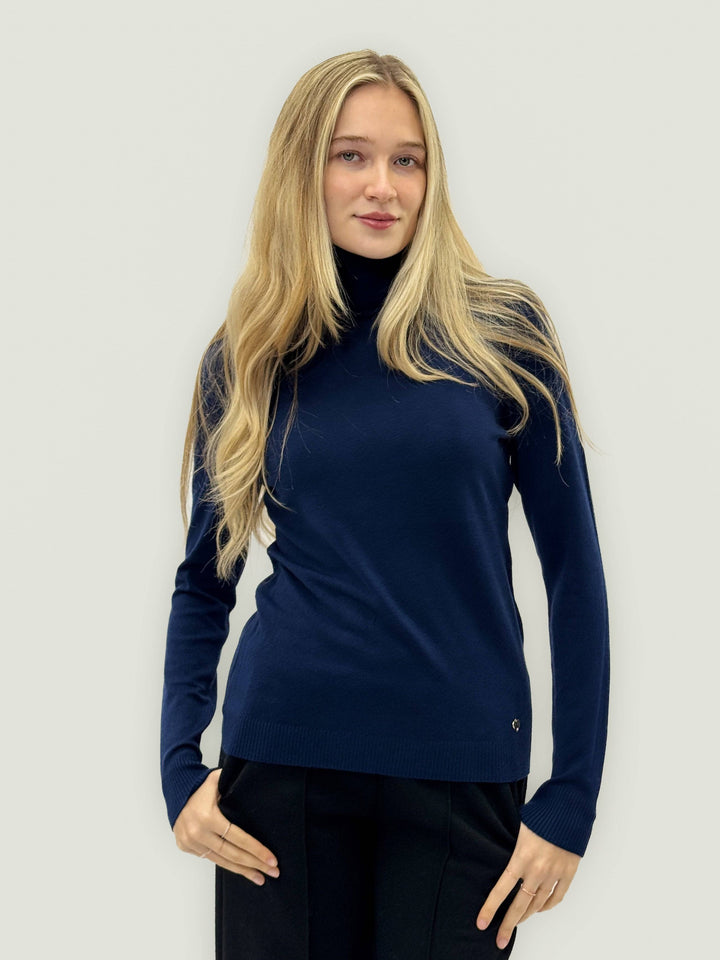 Emma & Rose Cape Town Gabriëlle™ basic long sleeve neck maglieria in soft knit, featuring a classic round neckline and fitted silhouette.