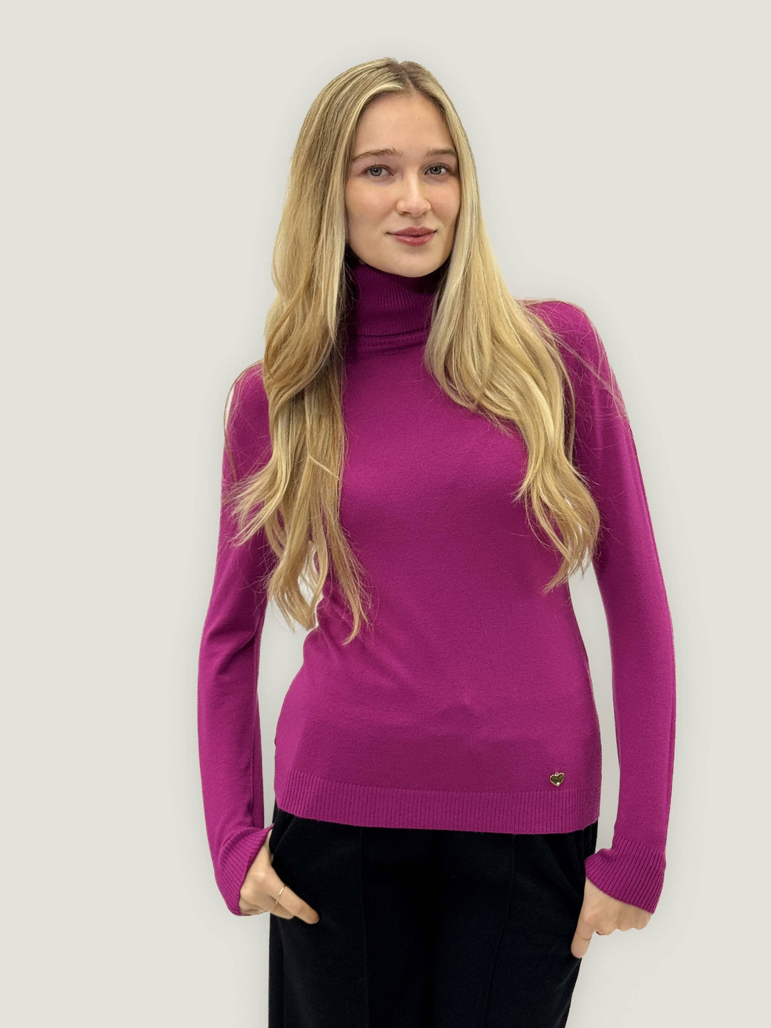 Emma & Rose Cape Town Gabriëlle™ basic long sleeve neck maglieria, soft knit fabric in a close-up view of the garment's neckline.