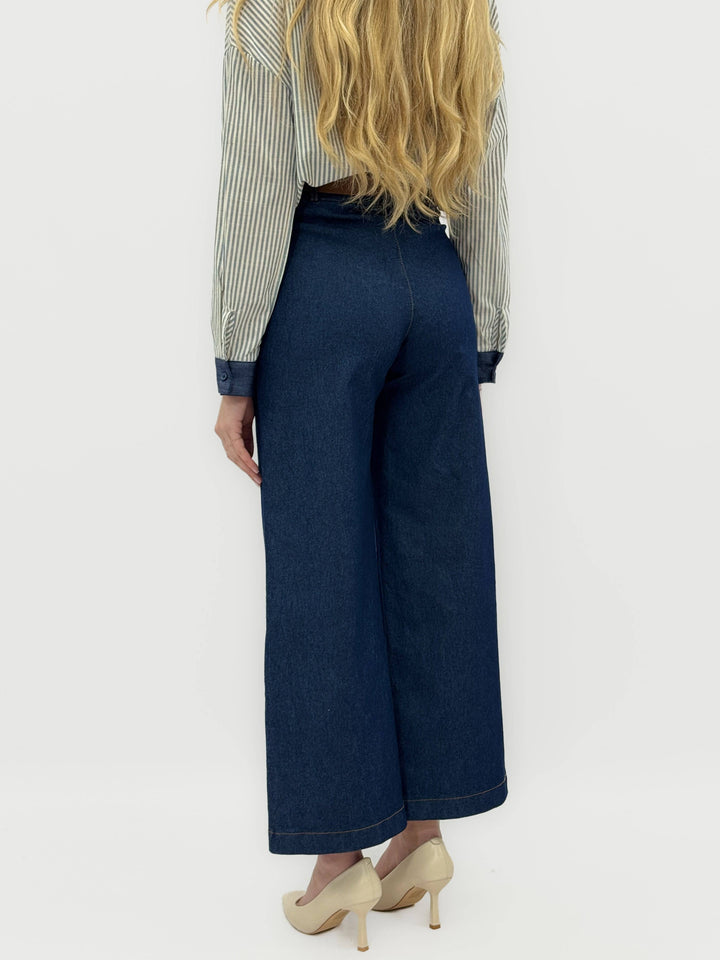 Women's Emma & Rose Cape Town straight-leg trousers in soft, luxurious fabric, shown in a stylish, relaxed fit.