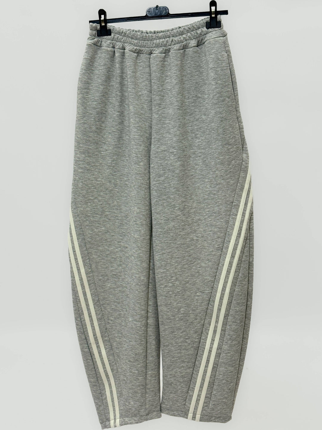 Emma & Rose Cape Town Hester™ sporty pantaloni with side waist design, stylish and comfortable for active wear.