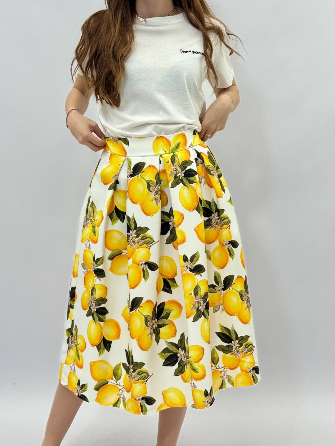 Emma & Rose Cape Town Viviane™ floral midi skirt with a flowy gonne design, showcasing vibrant floral patterns.