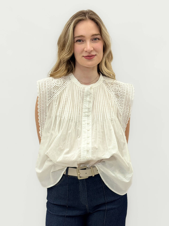 Women's Emma & Rose Cape Town elegant blouse, stylish camicie with floral details and lightweight fabric, close-up view.