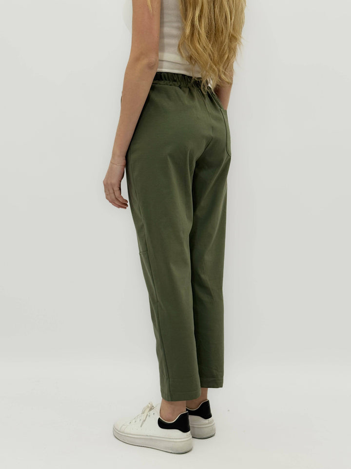 Emma & Rose Cape Town Greer™ soft elasticated trousers with button details, stylish and comfortable casual pantaloni for women.