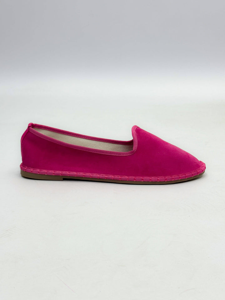 Emma & Rose Amber™ Friulane scarpe with soft, luxurious fabrics, featuring a comfortable slip-on design and stylish look.
