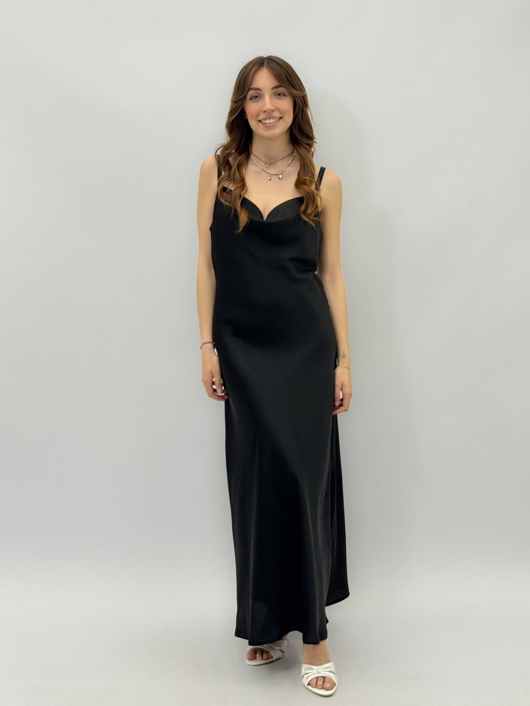 Alice™ flowing dress by Emma & Rose Cape Town, lightweight abiti with a flowing fabric and elegant design, shown in the image.