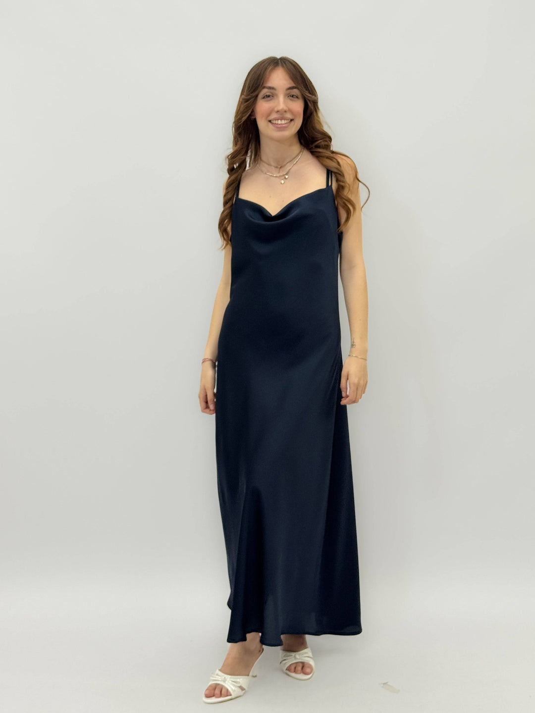 Emma & Rose Cape Town Alice™ flowing dress, elegant abiti with soft fabric and stylish design, displayed on a hanger.