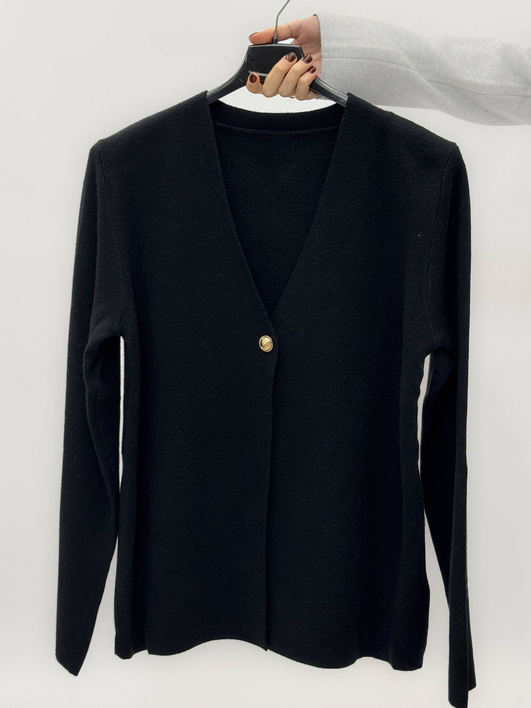 Emma & Rose Cape Town Minimal™ Cardigan with single button, lightweight maglieria knit, in a neutral color.