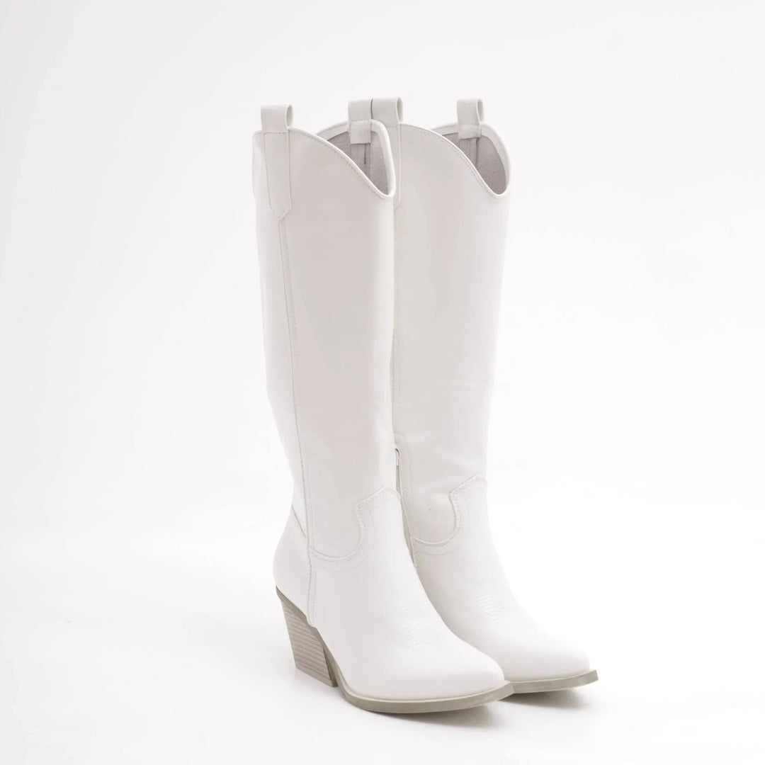 Emma & Rose Cape Town Adele™ wide-heeled cowboy boots, white leather shoes with a stylish western design and wide heels.