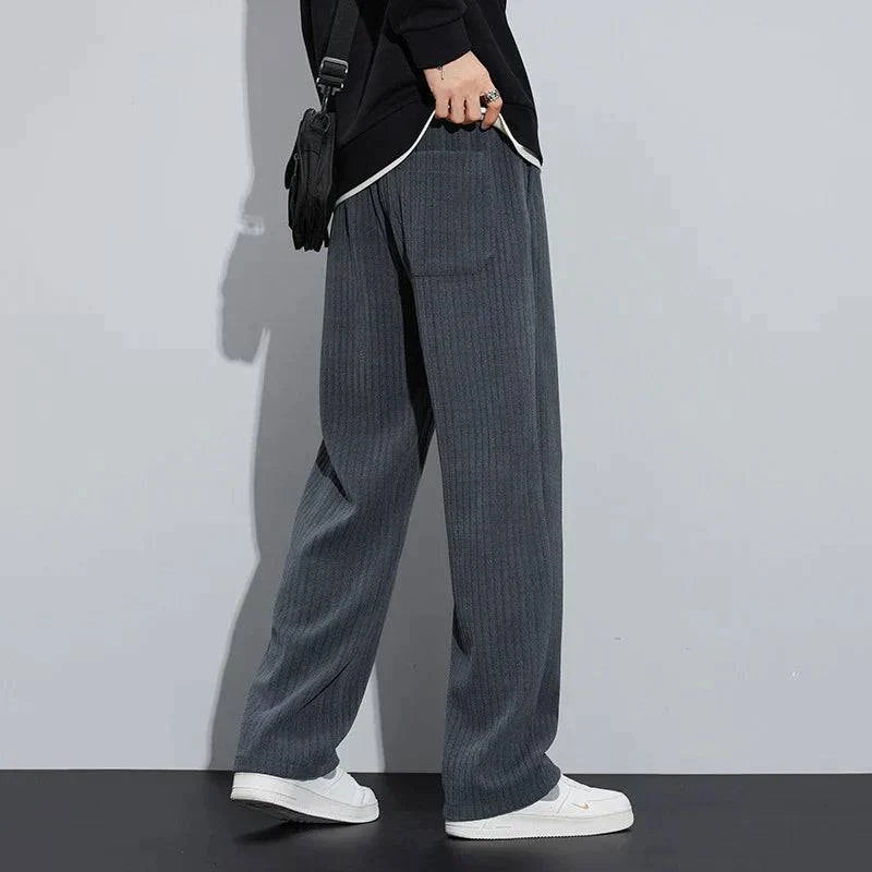 Emma & Rose Manhattan Clancy™ Roman pantalon in neutral fabric, featuring tailored fit and classic design, shown on a model.