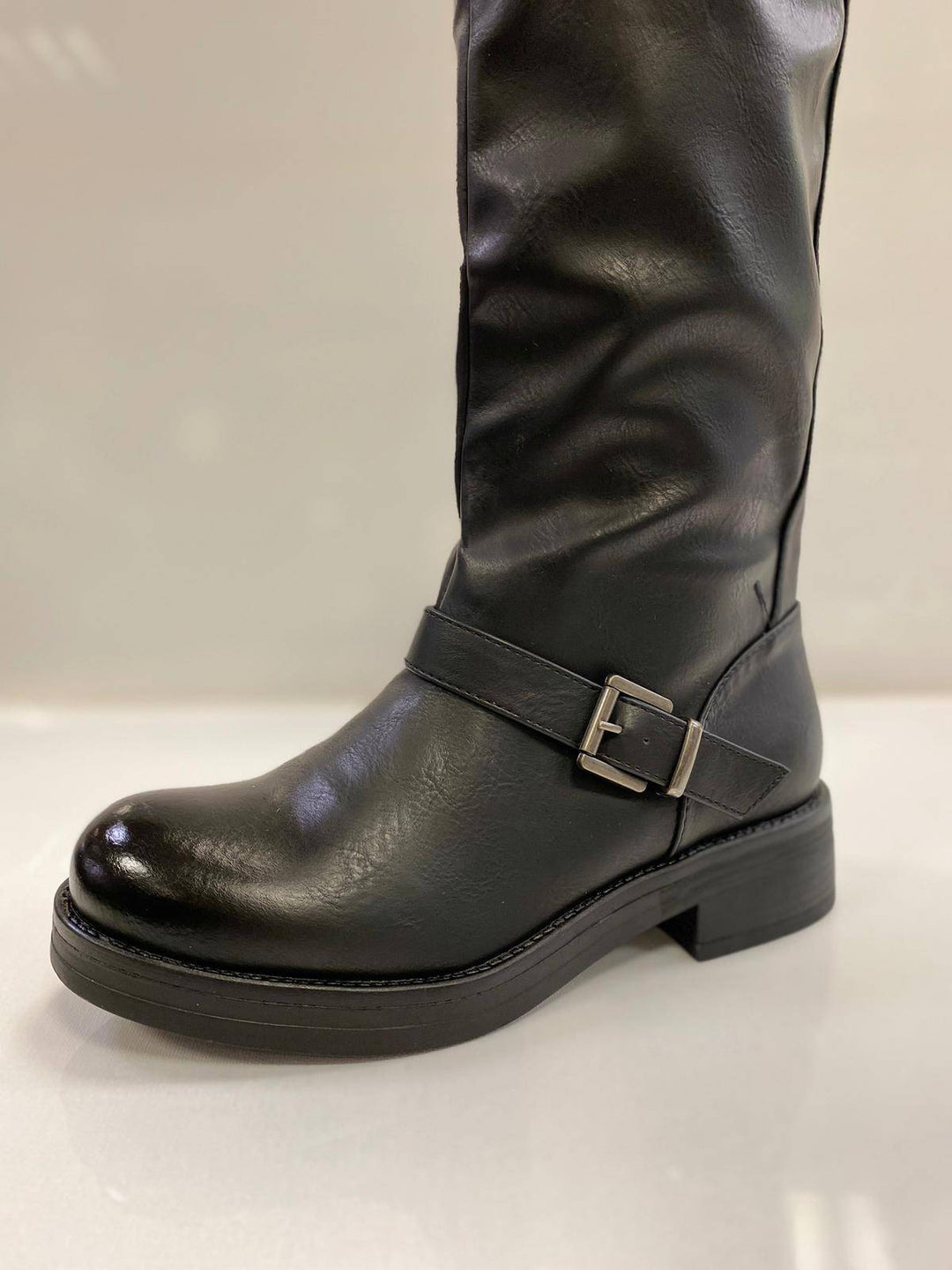Emma & Rose Cape Town High™ lace-up boot, stylish leather scarpe with laces and rugged sole, displayed on a white background.