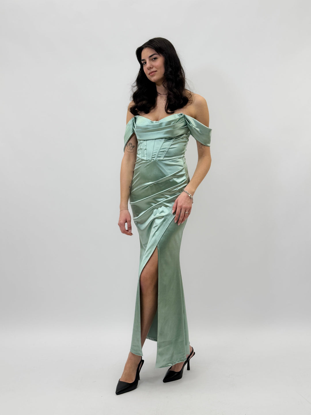 Pink Melanie flowing dress by Emma & Rose Cape Town, elegant abiti with soft fabric and a graceful, flowing silhouette.