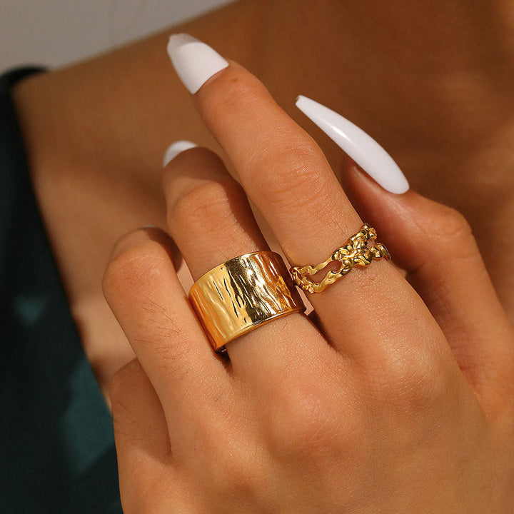 Emma & Rose Cape Town Rosanique ring in 18k gold, featuring an elegant adjustable design with intricate detailing.