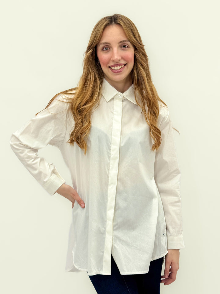 Light blue Rina long shirt by Emma & Rose Cape Town with intricate embroidery on the back, casual and stylish camicie design.