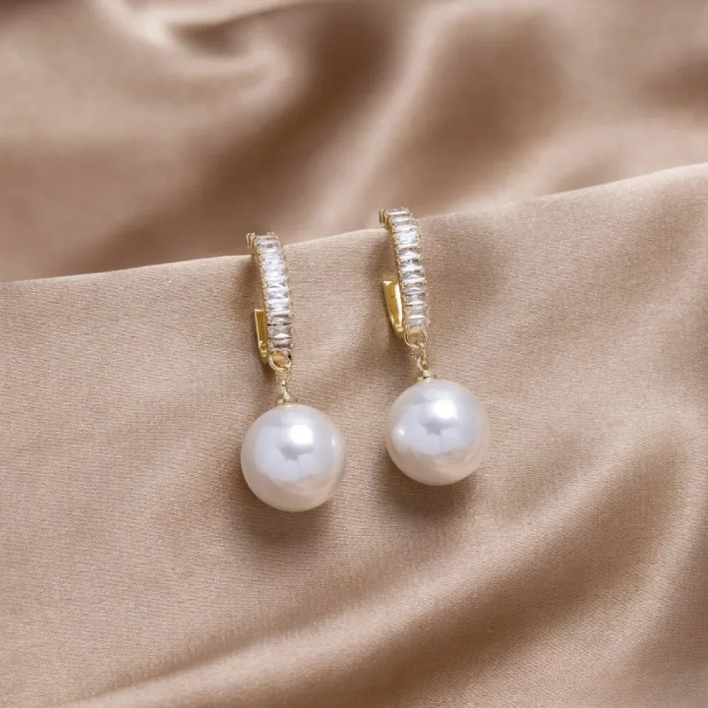Elegant Gabriëlle™ earrings by Emma & Rose Cape Town featuring white pearls and sparkling zirconia accents.