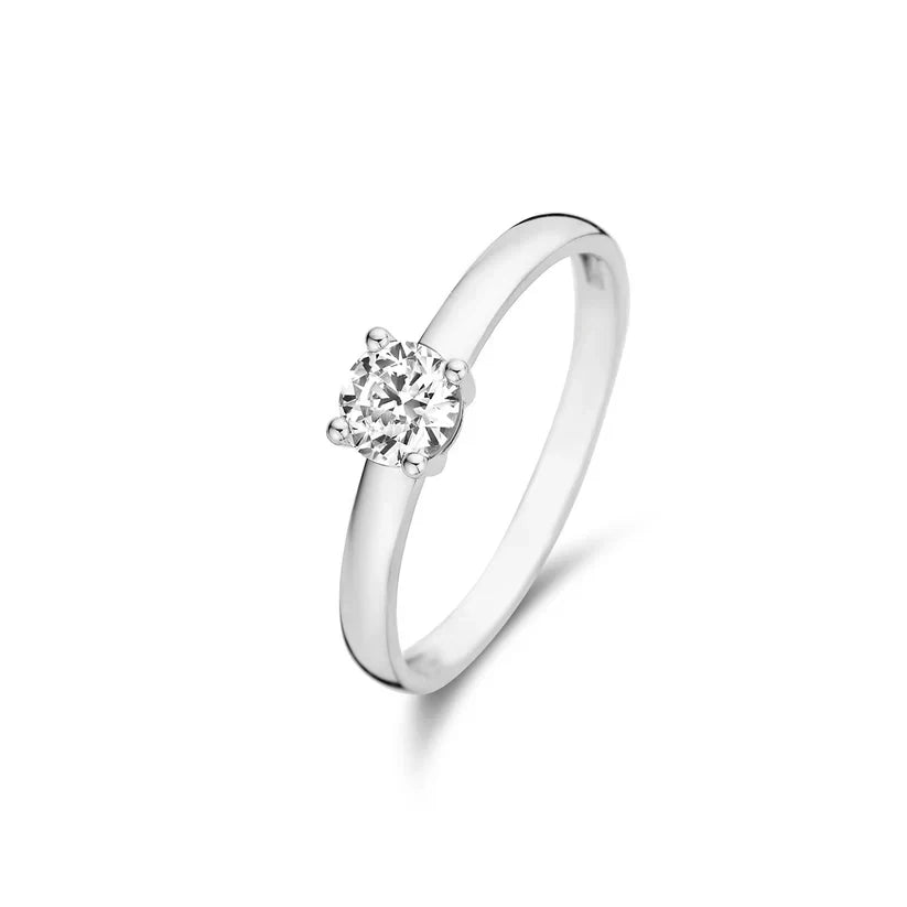 Emma & Rose Cape Town Catherisse™ 18k gold ring with a smooth, polished band, featuring elegant, minimalist design.