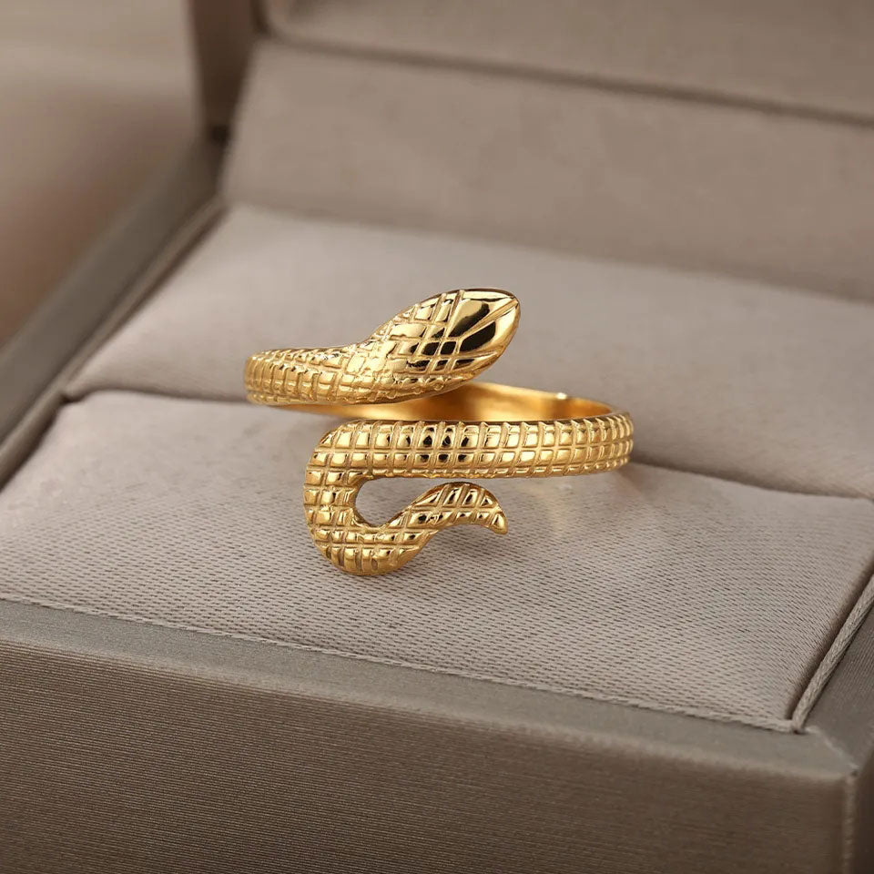 Ayannelise™ 18K gold adjustable ring by Emma & Rose Cape Town, close-up of the elegant gold ring on a white background.