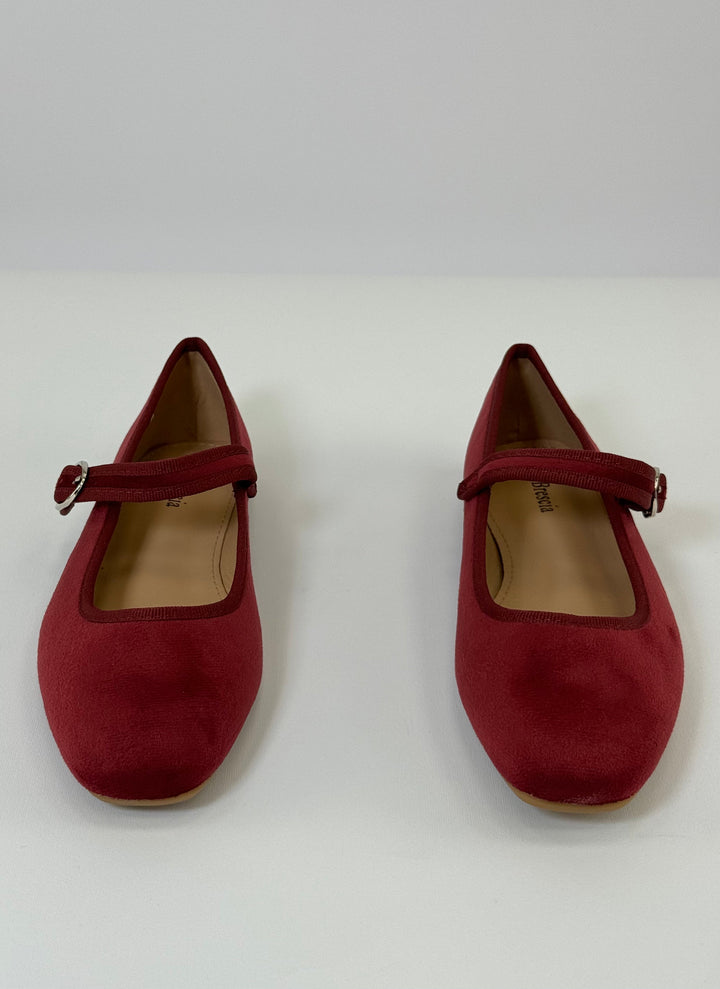 Black Yolande™ ballet flats with strap by Emma & Rose Cape Town, showcasing the elegant, comfortable slip-on design.