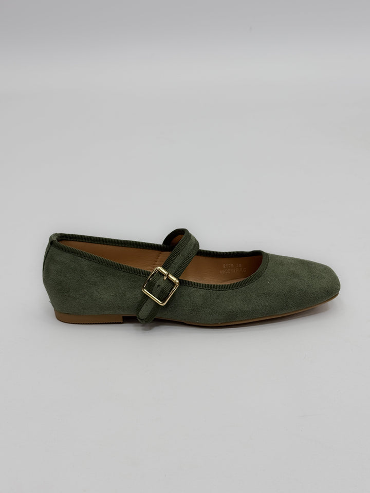 Black Yolande™ ballet flats with strap by Emma & Rose Cape Town, showcasing comfortable slip-on footwear and stylish design.