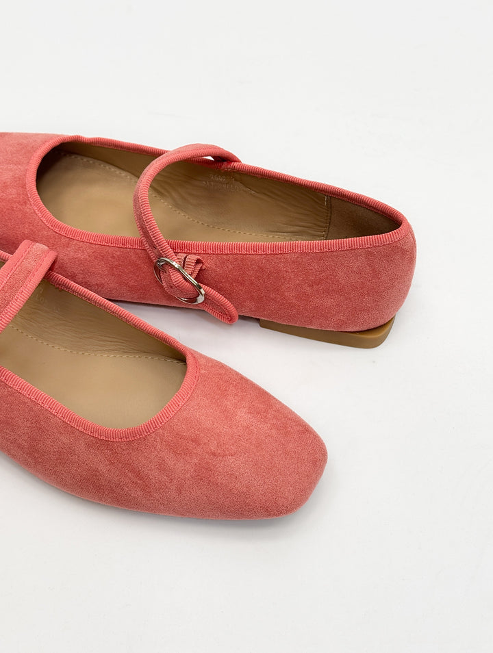Black Yolande ballet flats with strap by Emma & Rose Cape Town, featuring a sleek, comfortable design for everyday wear.
