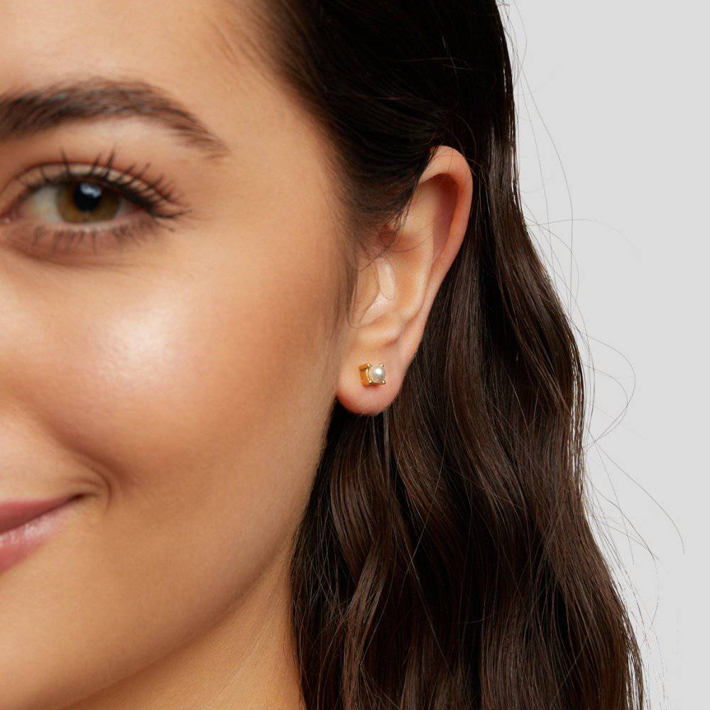 Emma & Rose Cape Town Rebb™ stylish pearl stud earrings featuring classic white pearls and silver posts.